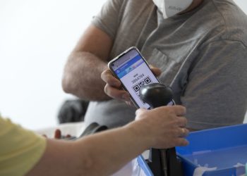 Galicia, única región que aplica restricciones: se prorroga el ‘certificado covid’ en hospitales y residencias