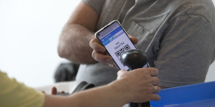 Galicia, única región que aplica restricciones: se prorroga el ‘certificado covid’ en hospitales y residencias