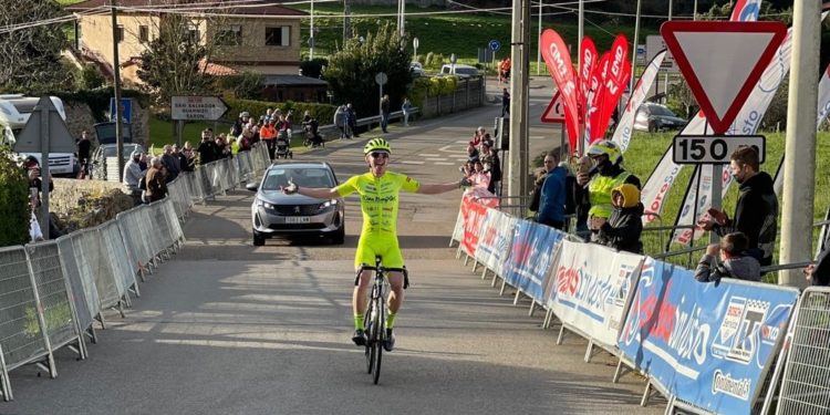 Williamson estrena en Cantabria el casillero de victorias del Vigo-Rías Baixas en 2022