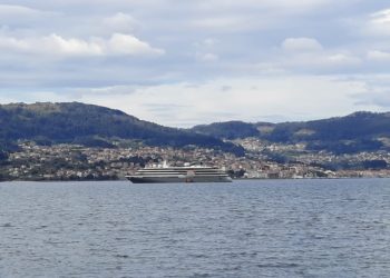 El lujoso crucero ‘World Explorer’ abandona Vigo tras ocho meses de estancia