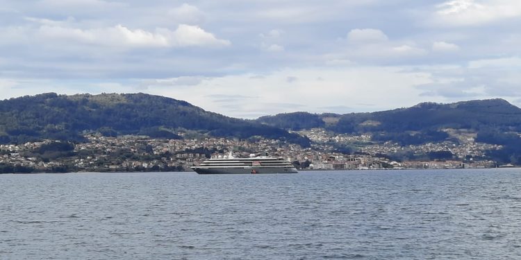 El lujoso crucero ‘World Explorer’ abandona Vigo tras ocho meses de estancia