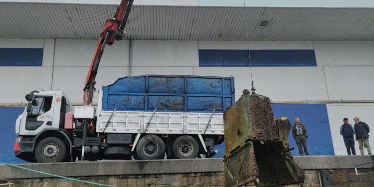 La Autoridad Portuaria de Vigo libera el fondo marino del Berbés de sus “tesoros” más vergonzosos