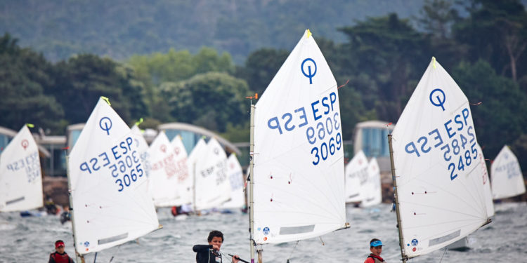 El Trofeo Vithas da color a la ría de Vigo con 153 optimist