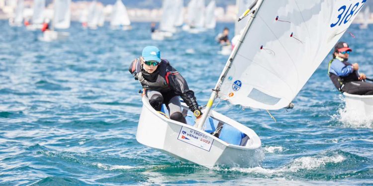 El coruñés Fernando González lidera el Trofeo Vithas en la ría de Vigo