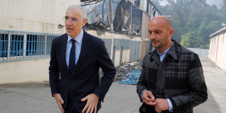 La Xunta ofrece su ayuda a Distribuciones Pako tras el incendio de su nave en O Porriño