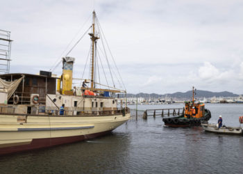 El ‘Hidria Segundo’ vuelve a su casa, el muelle de Portocultura