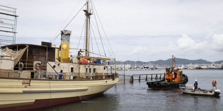 El ‘Hidria Segundo’ vuelve a su casa, el muelle de Portocultura