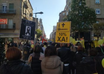 Concentración en Vigo frente a la sede del PSOE: las peluquerías exigen el IVA reducido