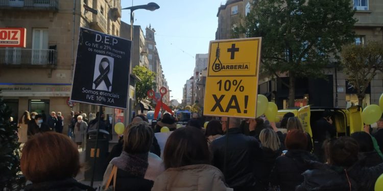 Concentración en Vigo frente a la sede del PSOE: las peluquerías exigen el IVA reducido
