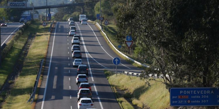 Retenciones de tráfico en la entrada de Vigo en el regreso de la Semana Santa
