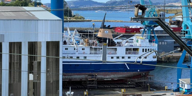 Reparación a buen recaudo en Rodman: un coloso de Groenlandia se pone a punto en Vigo