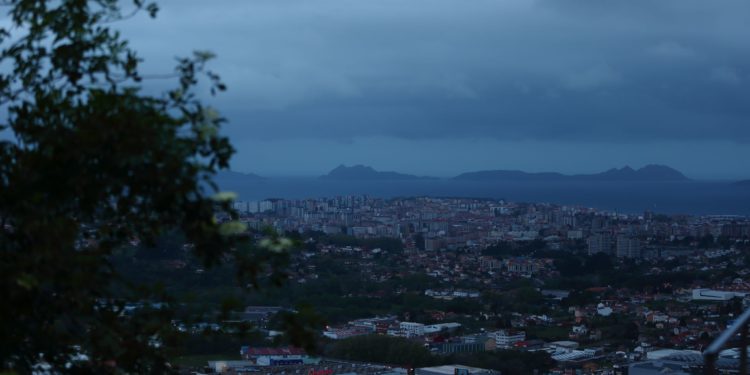 El área sanitaria de Vigo entra en Semana Santa con un aumento de casos activos y hospitalizados