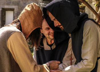 «Concilium», un juego diferente a todos en pleno monasterio medieval de Oia