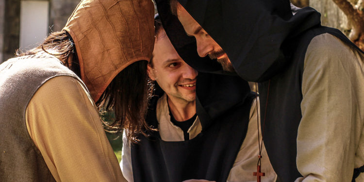 «Concilium», un juego diferente a todos en pleno monasterio medieval de Oia