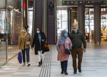 Vigo se resiste a colgar la mascarilla en interiores: más uso que retirada durante el primer día