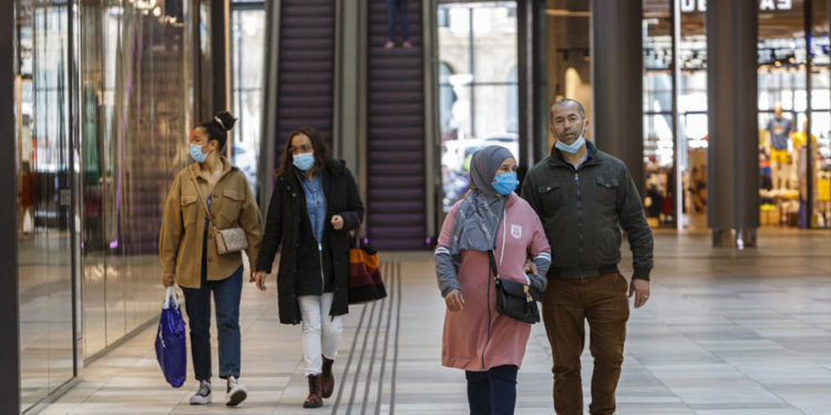 Vigo se resiste a colgar la mascarilla en interiores: más uso que retirada durante el primer día