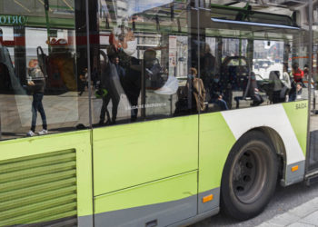 Vigo se resiste a colgar la mascarilla en interiores: más uso que retirada durante el primer día