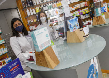 Vigo se resiste a colgar la mascarilla en interiores: más uso que retirada durante el primer día