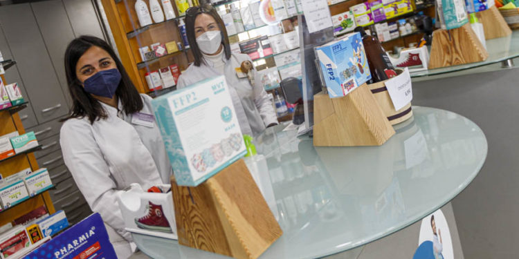 Vigo se resiste a colgar la mascarilla en interiores: más uso que retirada durante el primer día