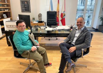 Julio Larrán, conserje en Zona Franca de Vigo: “Me gusta hacer recados porque ayudo a mis compañeros”