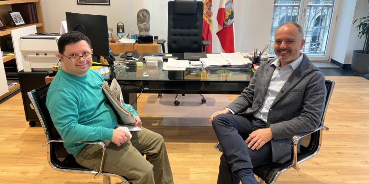 Julio Larrán, conserje en Zona Franca de Vigo: “Me gusta hacer recados porque ayudo a mis compañeros”