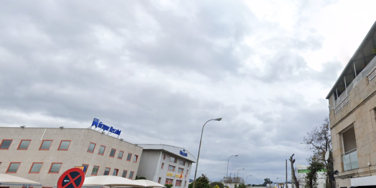 Los Bomberos de Vigo sofocan un incendio en el polígono de O Caramuxo