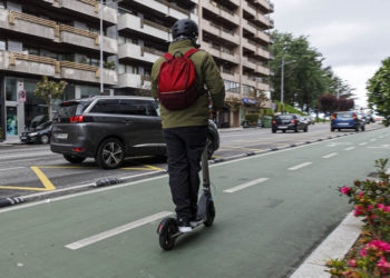 Vigo aprueba la norma de patinetes eléctricos retocando el seguro obligatorio y la prenda reflectante