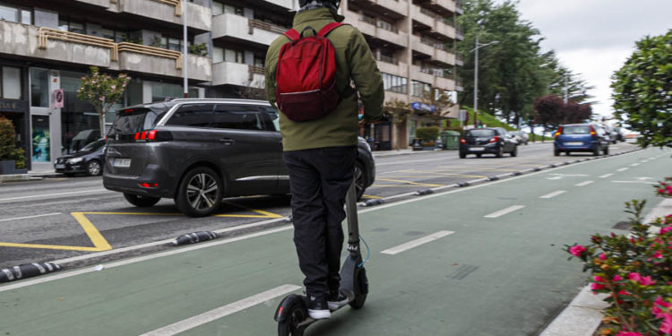 Vigo aprueba la norma de patinetes eléctricos retocando el seguro obligatorio y la prenda reflectante