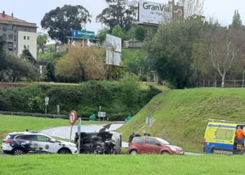 Un coche volcado en Arquitecto Palacios obliga a cortar un carril y causa retenciones