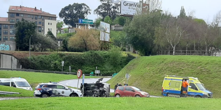 Un coche volcado en Arquitecto Palacios obliga a cortar un carril y causa retenciones