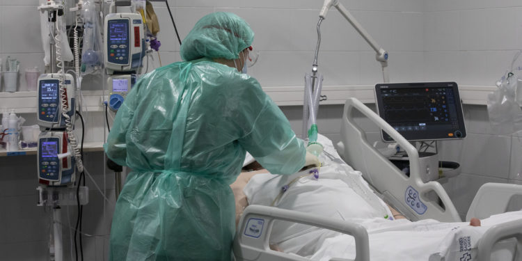 Vigo reduce hospitalizados con Covid-19 en planta pero aumentan los pacientes en la UCI del Cunqueiro