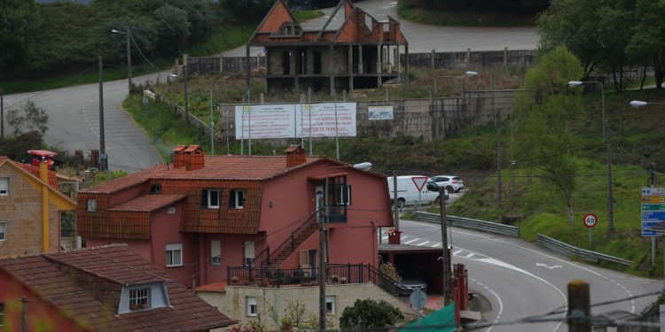 Empresas y vecinos denuncian “dejación de funciones” del Concello en el conflicto con los comuneros de Cabral