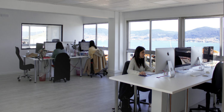 La agencia ‘Corre, Lola, Corre’ amplía su equipo y estrena nueva oficina en Vigo
