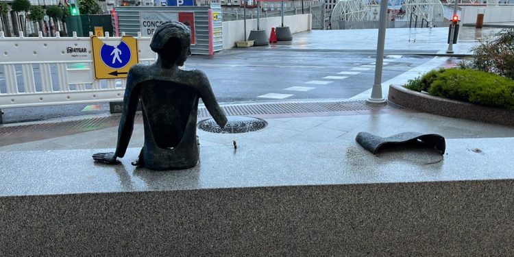 El vandalismo ataca otra obra de arte en Vigo: dos detenidos por destrozar la escultura de Buciños