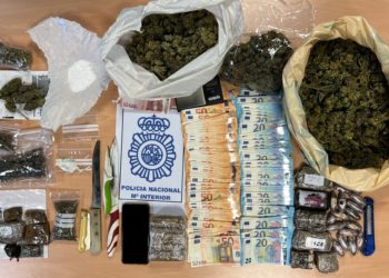 Detenida una pareja en Vigo por trapichear con drogas en el portal de su casa