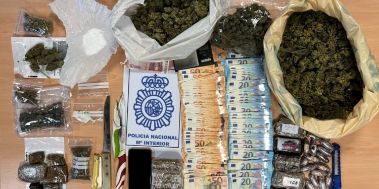 Detenida una pareja en Vigo por trapichear con drogas en el portal de su casa