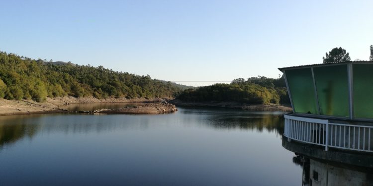 Concello y Xunta reciben el estudio sobre el abastecimiento de agua a Vigo, que pide “un conjunto de actuaciones”