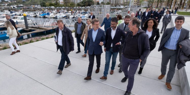 Feijóo insiste en un relevo “de unidad”, primero en la Xunta y luego en el PPdeG, pero sin dar nombres