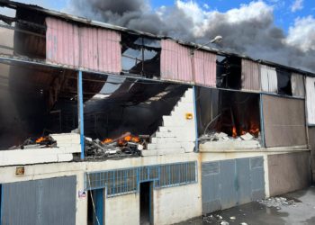 Un incendio devora una nave en O Porriño y causa una enorme humareda