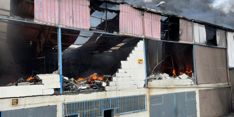 Un incendio devora una nave en O Porriño y causa una enorme humareda