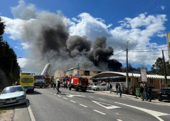 Un incendio devora una nave en O Porriño y causa una enorme humareda