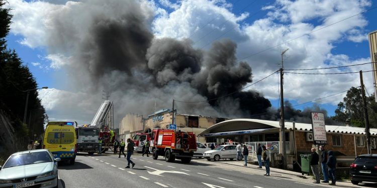 Un incendio devora una nave en O Porriño y causa una enorme humareda