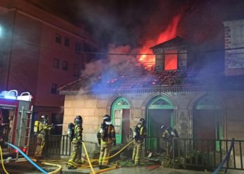 Los bomberos sofocan de madrugada un incendio en un edificio ocupado en Vigo