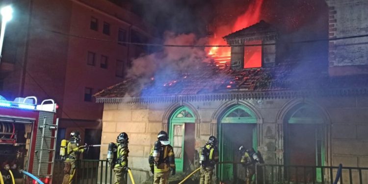 Los bomberos sofocan de madrugada un incendio en un edificio ocupado en Vigo