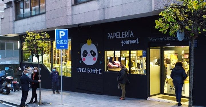 Robo surrealista en Vigo: deja su currículum en una tienda tras hurtar en ella