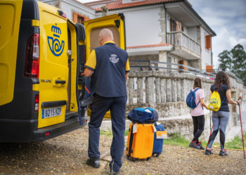 Correos pone en marcha el transporte de mochilas en el Camino Portugués desde Tui y A Guarda