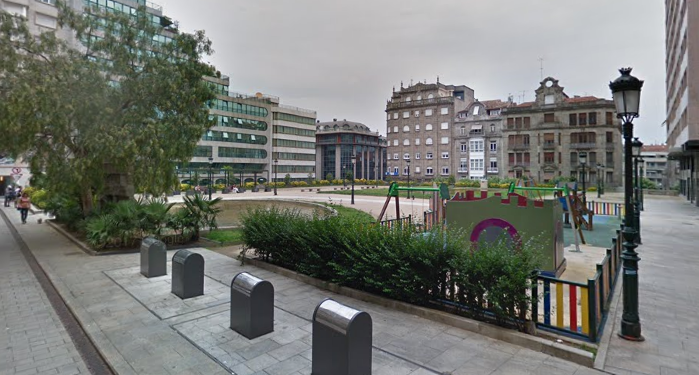 Dos chicos denuncian una agresión tras besarse en una céntrica plaza de Vigo