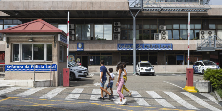 Suspenden a un policía de Vigo por disparar su arma en la oficina tras sentirse ofuscado