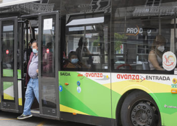 Vitrasa fusiona dos líneas de autobús y crea una nueva entre el aeropuerto, Vialia Vigo y la UVigo