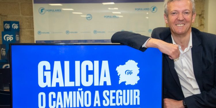 Rueda entrega más de 7.000 avales para liderar el PPdeG y aboga por su estilo